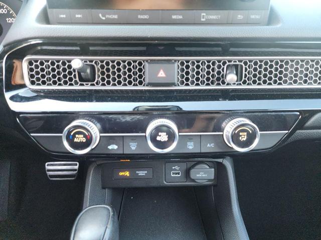 Photo of 2022 Platinum White Pearl Honda Civic
