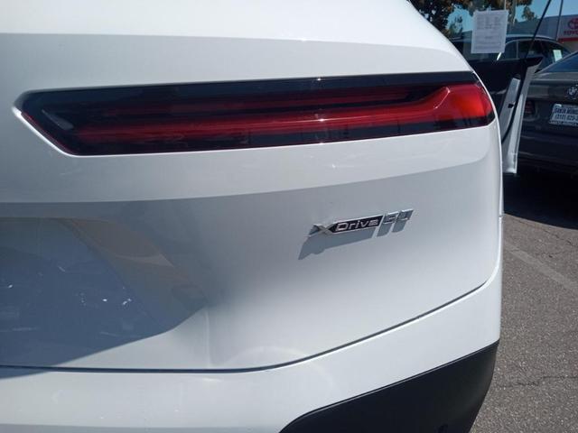 Photo of 2025 Alpine White BMW iX