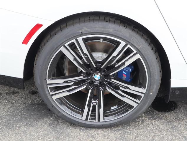 Photo of 2023 Mineral White Metallic BMW i7
