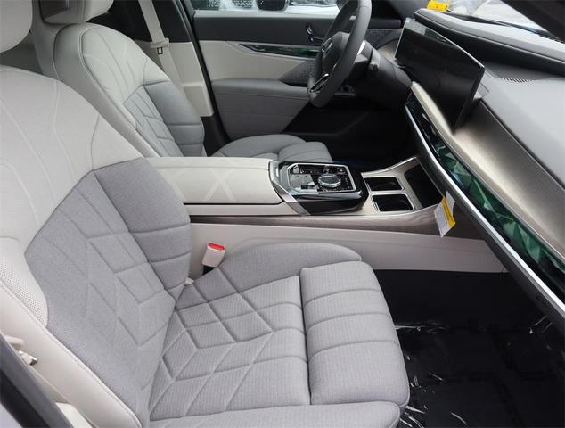 Photo of 2023 Mineral White Metallic BMW i7