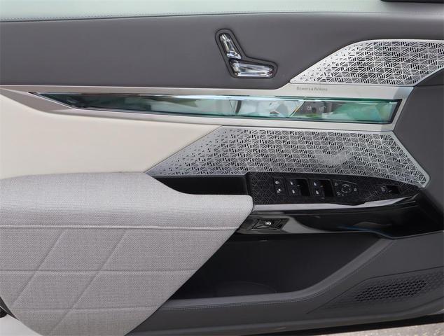 Photo of 2023 Mineral White Metallic BMW i7