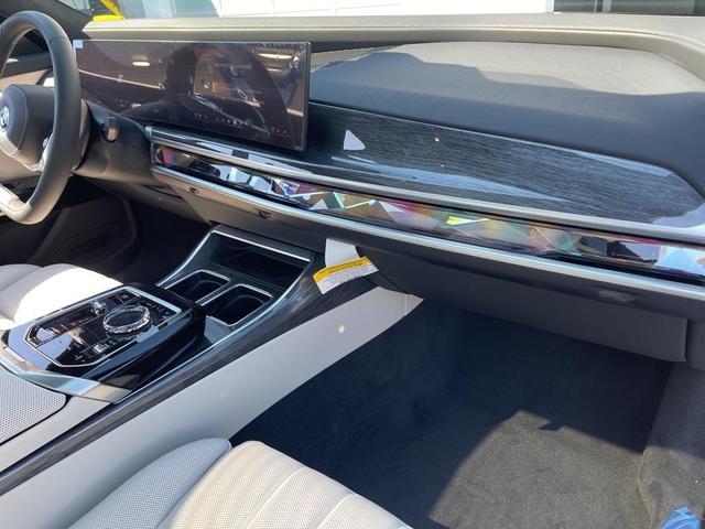 Photo of 2025 Alpine White BMW i7