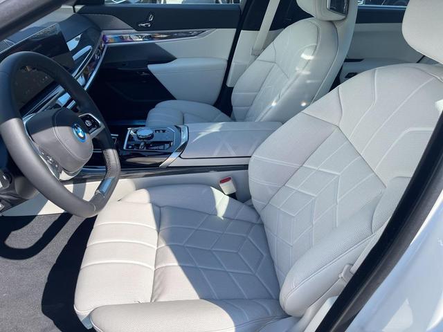Photo of 2025 Alpine White BMW i7