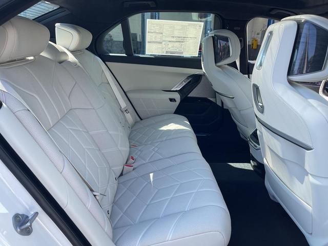 Photo of 2025 Alpine White BMW i7