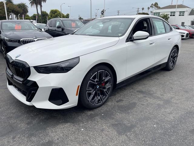 Photo of 2025 Alpine White BMW i5