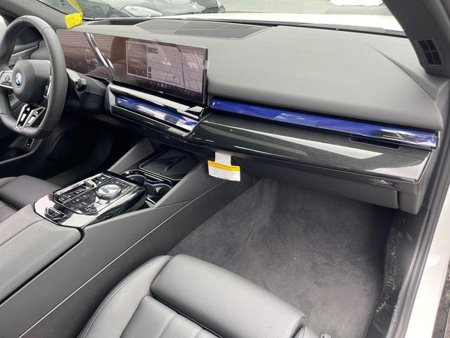 Photo of 2025 Alpine White BMW i5
