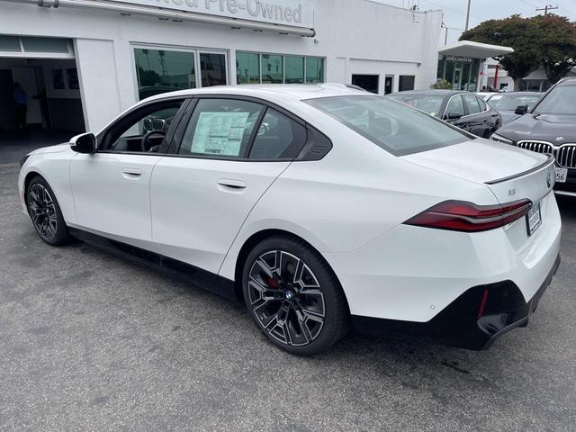 Photo of 2025 Alpine White BMW i5
