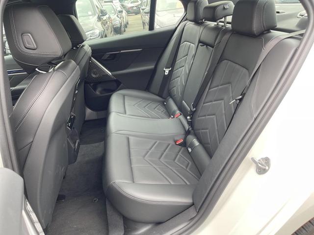 Photo of 2025 Alpine White BMW i5