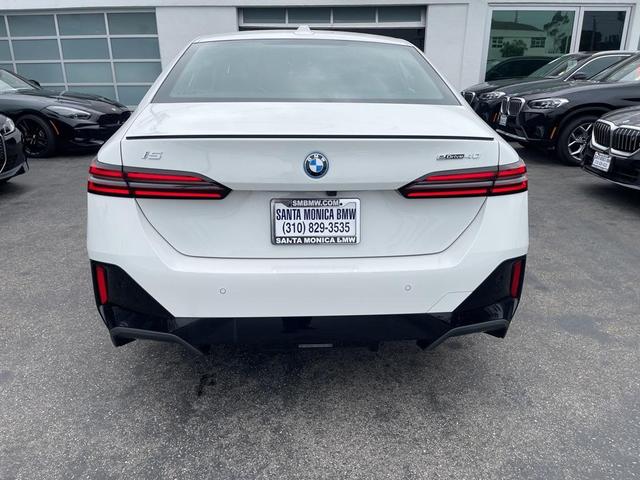 Photo of 2025 Alpine White BMW i5