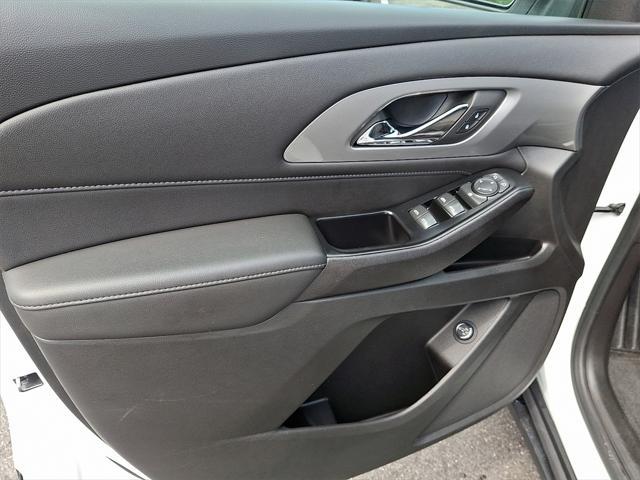 Photo of 2023 Summit White Chevrolet Traverse