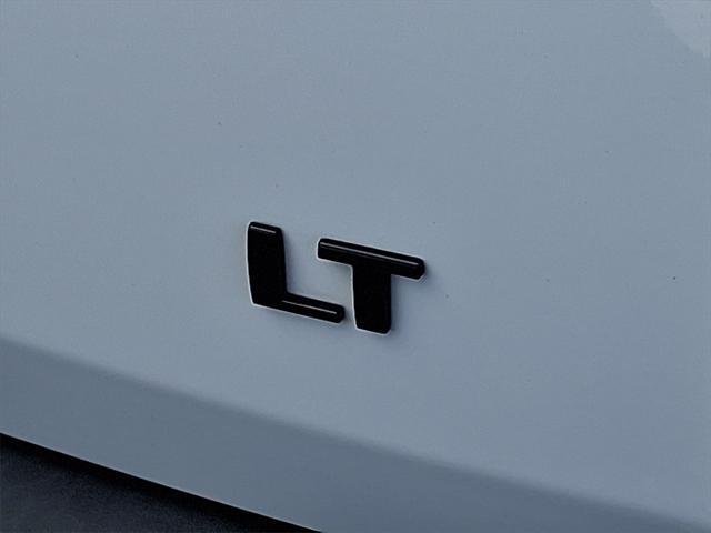 Photo of 2023 Summit White Chevrolet Traverse