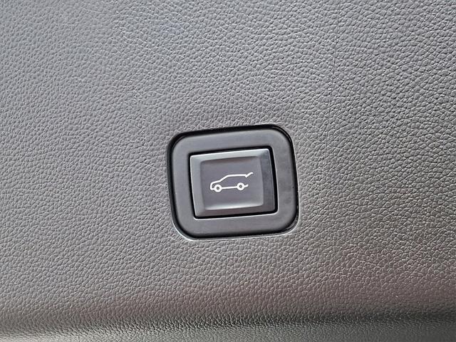 Photo of 2023 Summit White Chevrolet Traverse