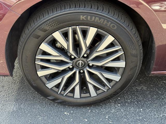 Photo of 2024 Garnet Pearl Metallic Nissan Altima