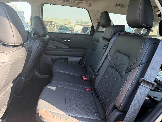 Photo of 2025 Super Black Nissan Pathfinder