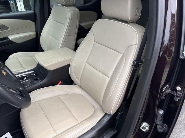 Photo of 2022 Black Cherry Metallic Chevrolet Traverse