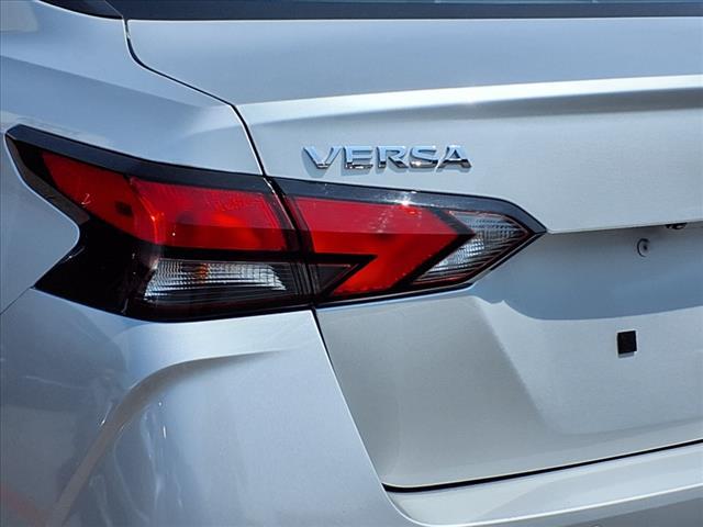 Photo of 2023 Brilliant Silver Metallic Nissan Versa