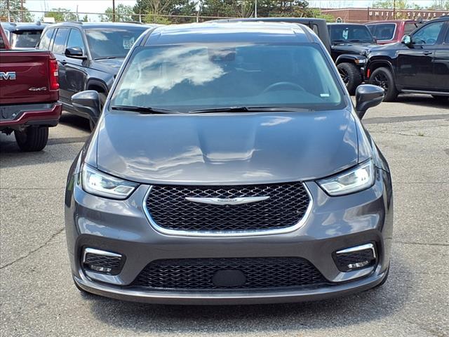Photo of 2023 Granite Crystal Clearcoat Metallic Chrysler Pacifica