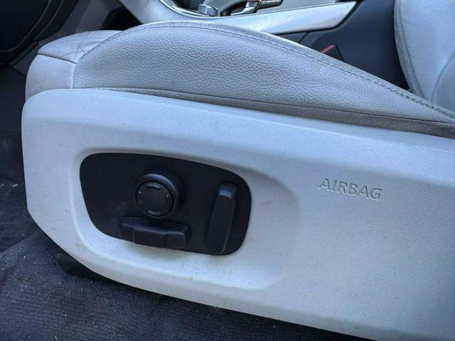 Photo of 2016 White Land Rover Range Rover Evoque