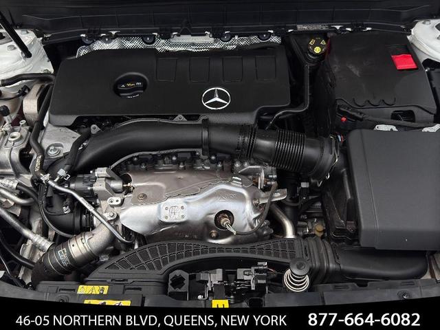 Photo of 2023 Polar White Mercedes-Benz GLB 250