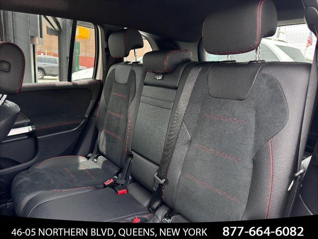 Photo of 2023 Polar White Mercedes-Benz GLB 250