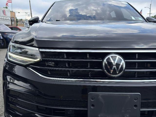 Photo of 2022 Deep Black Pearl Volkswagen Tiguan