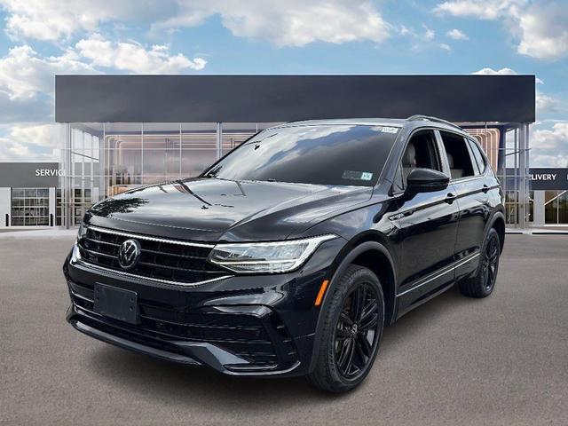 Photo of 2022 Deep Black Pearl Volkswagen Tiguan
