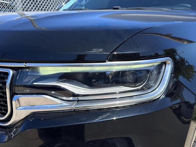 Photo of 2022 Diamond Black Crystal Pearlcoat Jeep Wagoneer