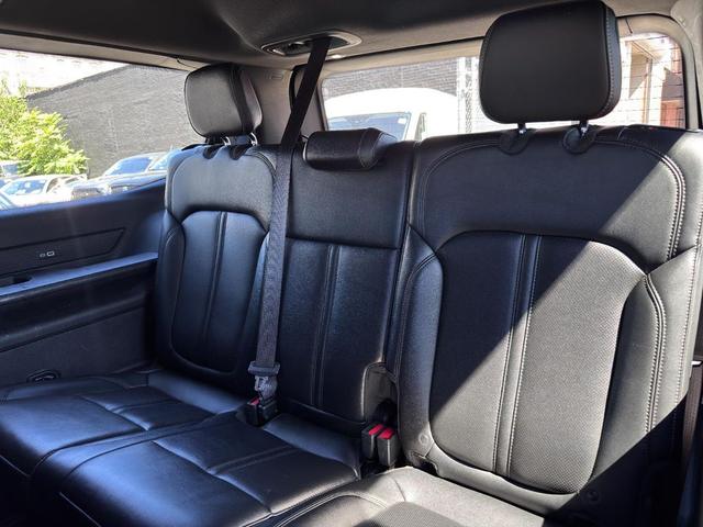 Photo of 2022 Diamond Black Crystal Pearlcoat Jeep Wagoneer