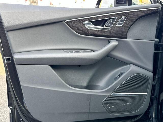 Photo of 2021 Orca Black Metallic Audi Q7