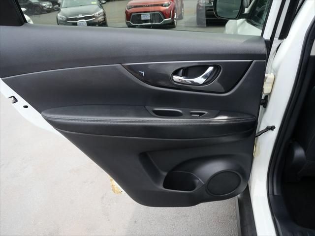 Photo of 2017 Glacier White Nissan Rogue