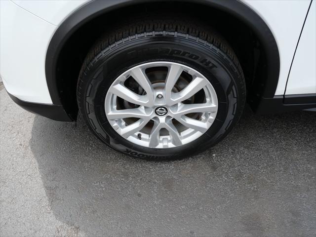 Photo of 2017 Glacier White Nissan Rogue
