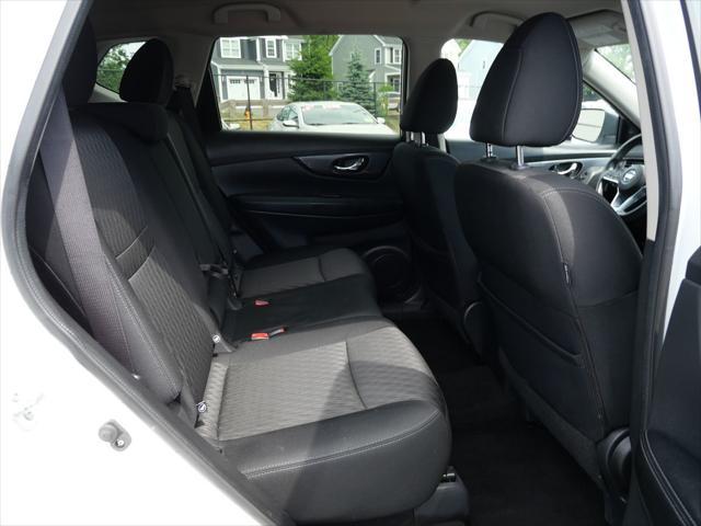Photo of 2017 Glacier White Nissan Rogue