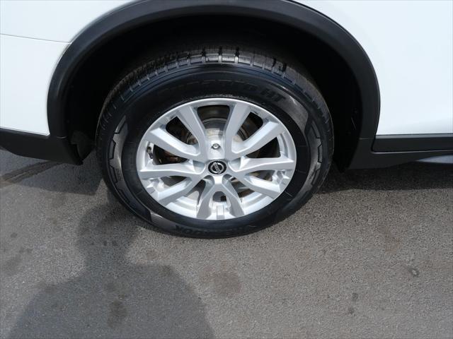 Photo of 2017 Glacier White Nissan Rogue
