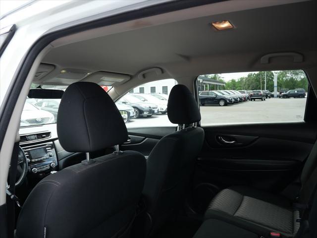 Photo of 2017 Glacier White Nissan Rogue