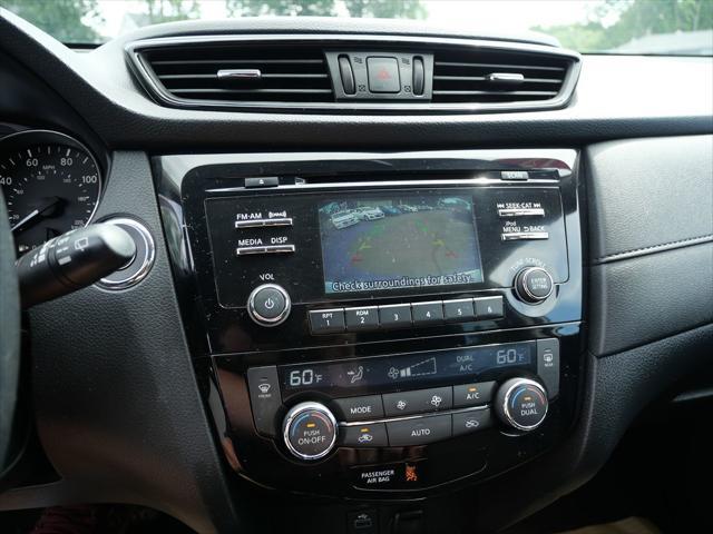 Photo of 2017 Glacier White Nissan Rogue