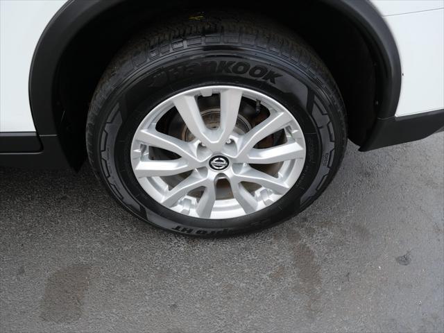 Photo of 2017 Glacier White Nissan Rogue