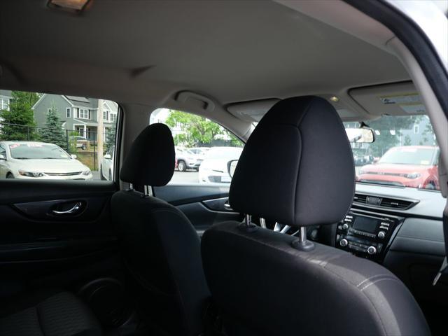 Photo of 2017 Glacier White Nissan Rogue