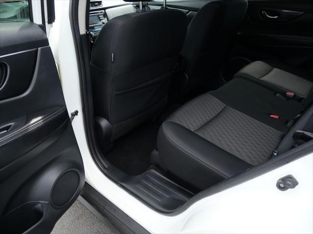Photo of 2017 Glacier White Nissan Rogue