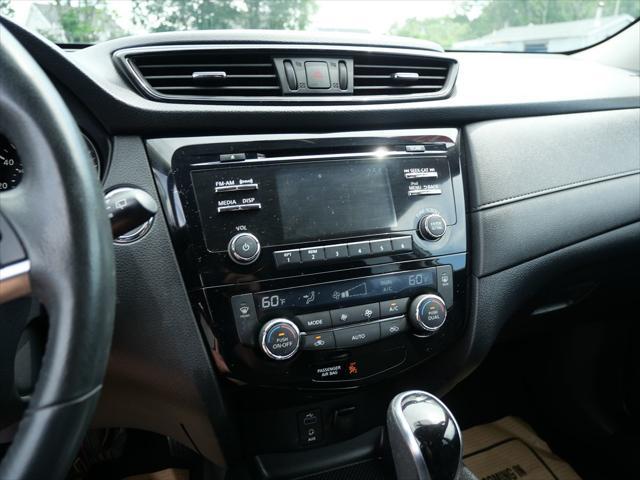 Photo of 2017 Glacier White Nissan Rogue