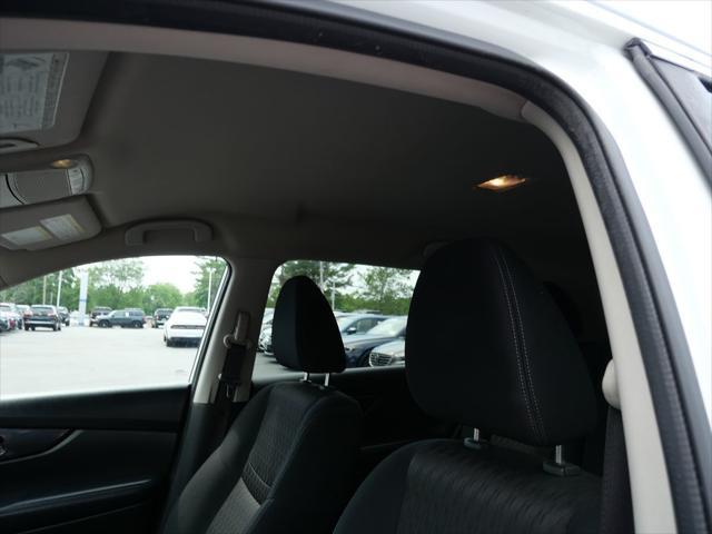 Photo of 2017 Glacier White Nissan Rogue