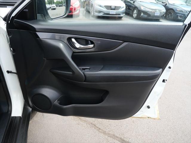 Photo of 2017 Glacier White Nissan Rogue