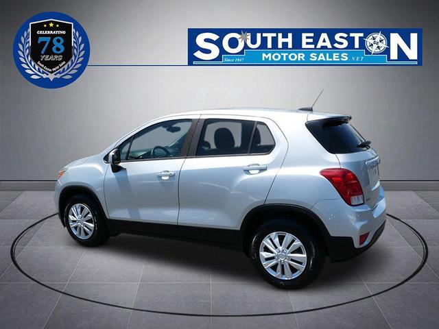 Photo of 2017 Silver Ice Metallic Chevrolet Trax
