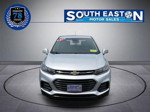 Photo of 2017 Silver Ice Metallic Chevrolet Trax