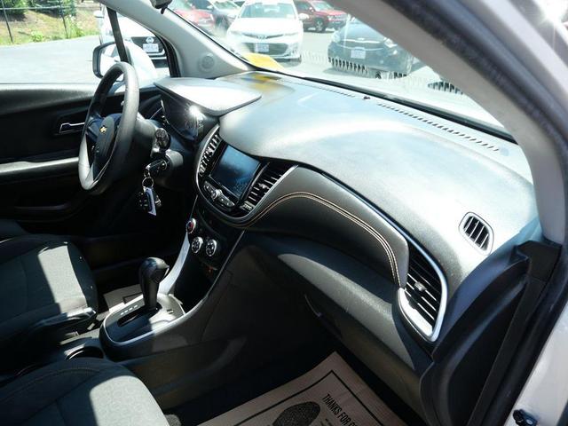 Photo of 2017 Silver Ice Metallic Chevrolet Trax