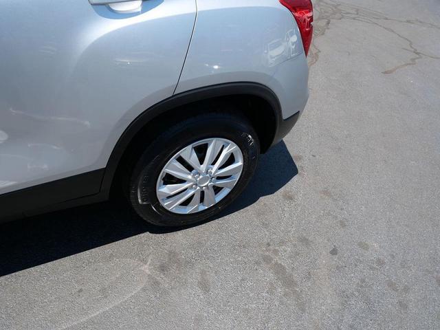 Photo of 2017 Silver Ice Metallic Chevrolet Trax