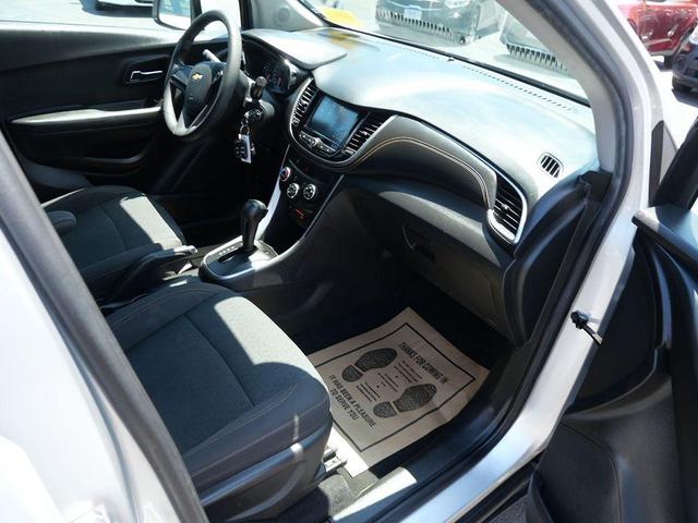 Photo of 2017 Silver Ice Metallic Chevrolet Trax