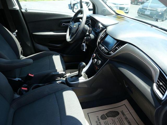 Photo of 2017 Silver Ice Metallic Chevrolet Trax