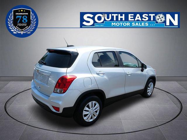 Photo of 2017 Silver Ice Metallic Chevrolet Trax