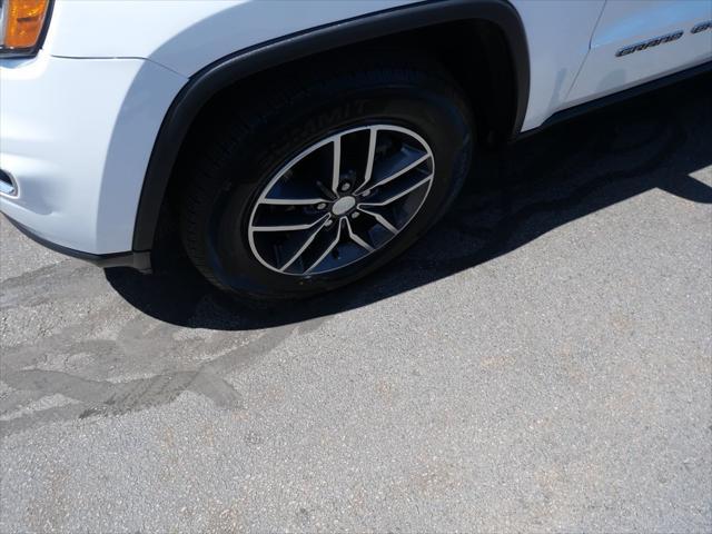 Photo of 2018 Bright White Clearcoat Jeep Grand Cherokee