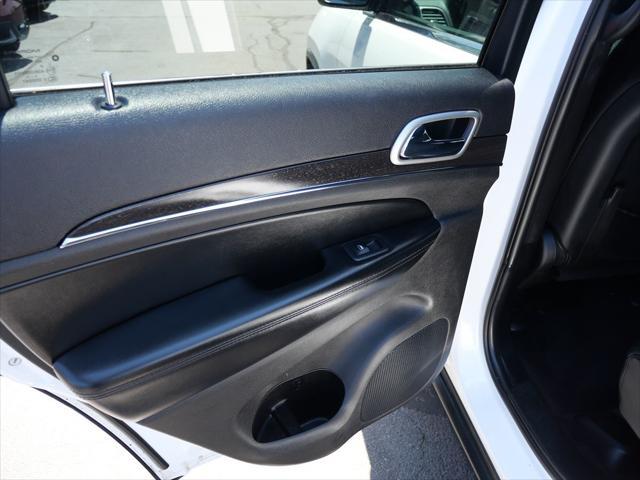 Photo of 2018 Bright White Clearcoat Jeep Grand Cherokee
